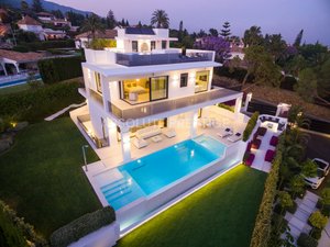 5 bedrooms Villa in Marbella, Spain No. 73046