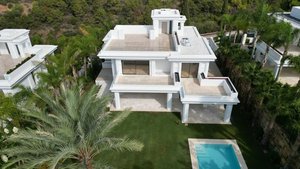 6 bedrooms Villa in Marbella, Spain No. 821