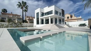 4 bedrooms Villa in Torrevieja, Spain No. 8873