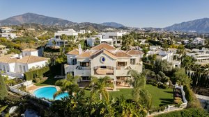 5 bedrooms Villa in Malaga, Spain No. 89189