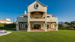 5 bedrooms Villa in Malaga, Spain No. 89221