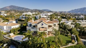 5 bedrooms Villa in Benahavis, Spain No. 89223