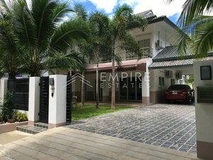 5 bedrooms Villa in Phuket, Thailand No. 10983