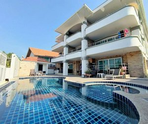 3 bedrooms Condo in Chonburi, Thailand No. 20012