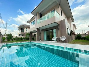 4 bedrooms Villa in Pattaya, Thailand No. 4299