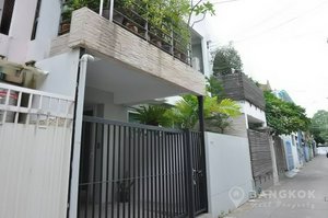 3 bedrooms Bungalow in Bangkok, Thailand No. 4301