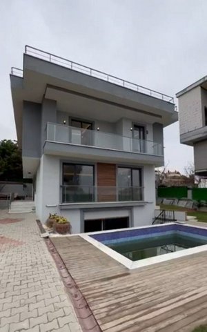 Villa 4+3 in Istanbul, Turkey No. 24875