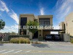 5 bedrooms Villa in Dubai, UAE No. 1010 - Image 2