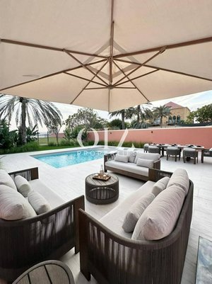 5 bedrooms Villa in Abu Dhabi, UAE No. 18518