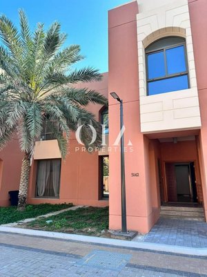 5 bedrooms Villa in Abu Dhabi, UAE No. 20141