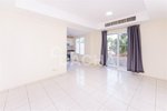 2 bedrooms Villa in Dubai, UAE No. 27676 - Image 2