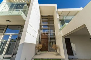 5 bedrooms Villa in Dubai, UAE No. 28010