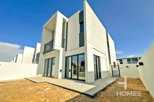 4 bedrooms Townhouse in Dubai Land, UAE No. 28594