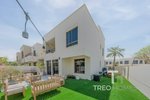 4 bedrooms Townhouse in Town Square, UAE No. 28599 - Image 2
