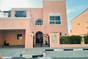 5 bedrooms Villa in Dubai, UAE No. 7446