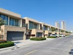 5 bedrooms Villa in Dubai, UAE No. 7675 - Image 2
