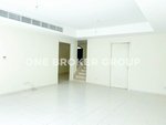 3 bedrooms Villa in Dubai, UAE No. 935 - Image 2