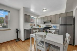 3 bedrooms House in Oakland Gardens, USA No. 211863