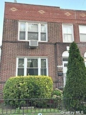 5 bedrooms House in Astoria, USA No. 235244