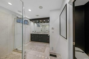 4 bedrooms House in Floral Park, USA No. 266013