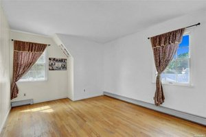 5 bedrooms House in Floral Park, USA No. 279855