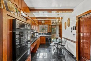 4 bedrooms House in Douglaston, USA No. 291683