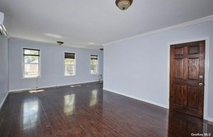 5 bedrooms House in Middle Village, USA No. 301517