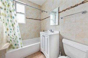 6 bedrooms House in Jackson Heights, USA No. 369533