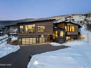 4 bedrooms Commercial property in Avon, USA No. 560264